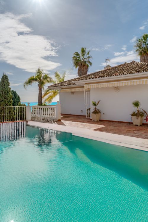 Excelente oportunidad de reforma - hermosa orientación sur, Villa de tres dormitorios situada en Riviera del Sol, Mijas Costa