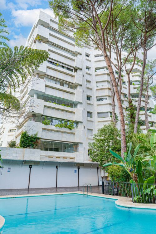 Elegante apartamento de dos dormitorios, frente a la playa, situado en el prestigioso Jardin del Mediterráneo, Golden Mile Marbella