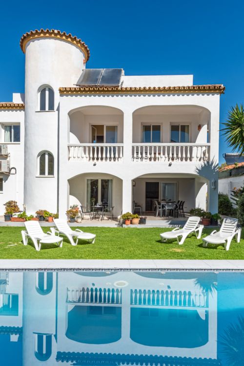 Encantadora villa española con vistas al mar a solo 100 metros de la playa – Ubicación privilegiada en Linda Vista Baja, cerca de San Pedro