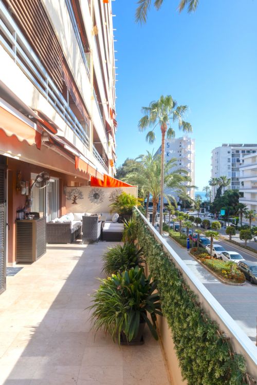 Recently renovated  3-bedroom apartment with sea views and big terrace ideally located in the heart of Marbella city centre