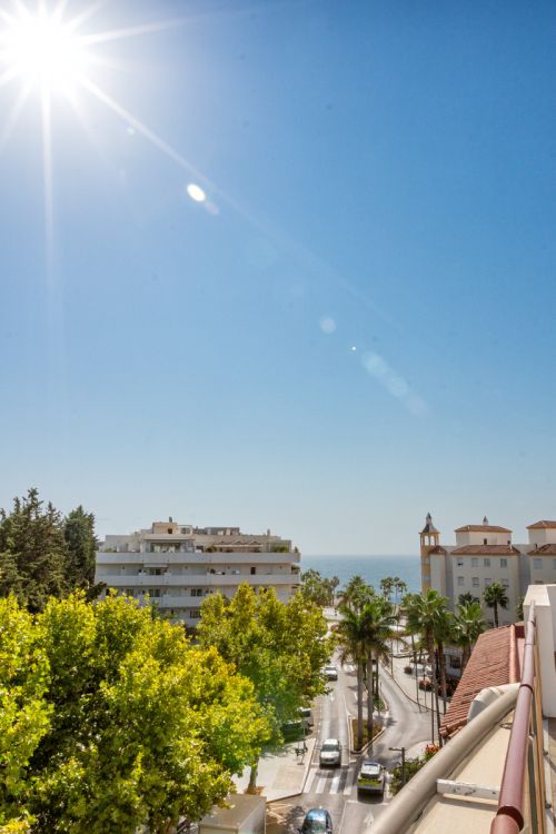 Luxury Estepona duplex penthouse with rooftop solarium, rental licence and sea views.