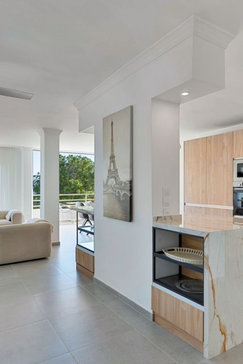 Apartamento dúplex esquinero, recién renovado, con increíbles vistas al mar y a La Concha en Nueva Andalucía.