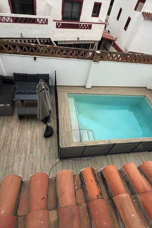 Amplio Chalet Adosado en Esquina de 4 Plantas con Piscina Privada de Agua Salada