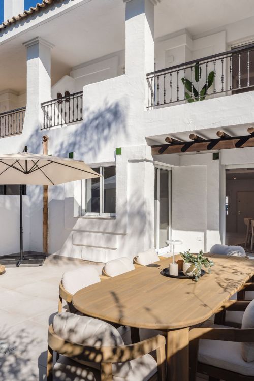 ¡Bienvenido a esta excepcional casa adosada donde el lujo contemporáneo se encuentra con comodidad y estilo de vida sin esfuerzo!