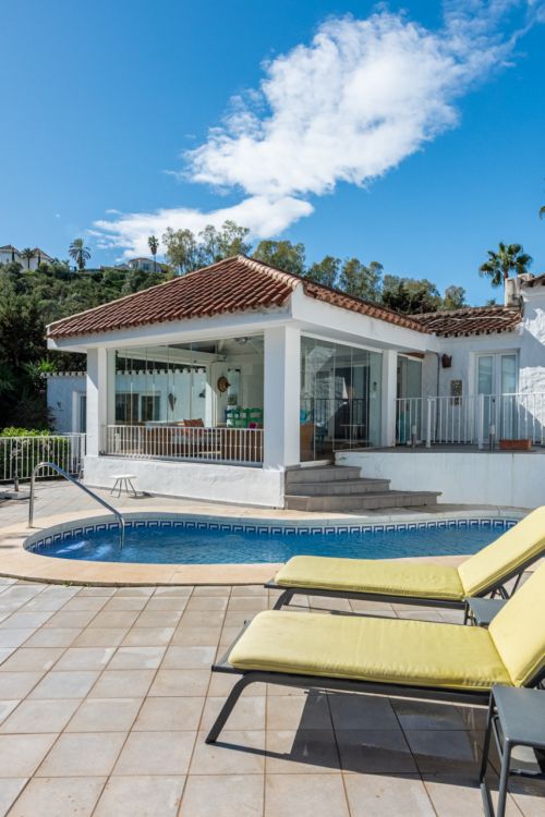 Charming Cottage-Style Villa in the Hills of Benahavís – Excellent Value