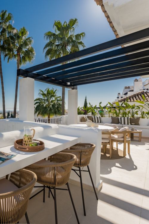 Duplex penthouse with panoramic sea views in Nueva Andalucía