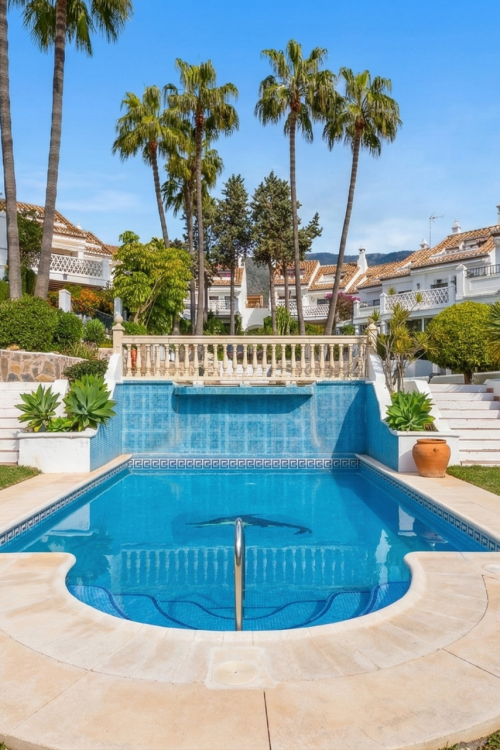 Casa adosada de cuatro dormitorios situada en la comunidad cerrada de Montepiedra , Nagueles dentro de la Milla de Oro, Marbella
