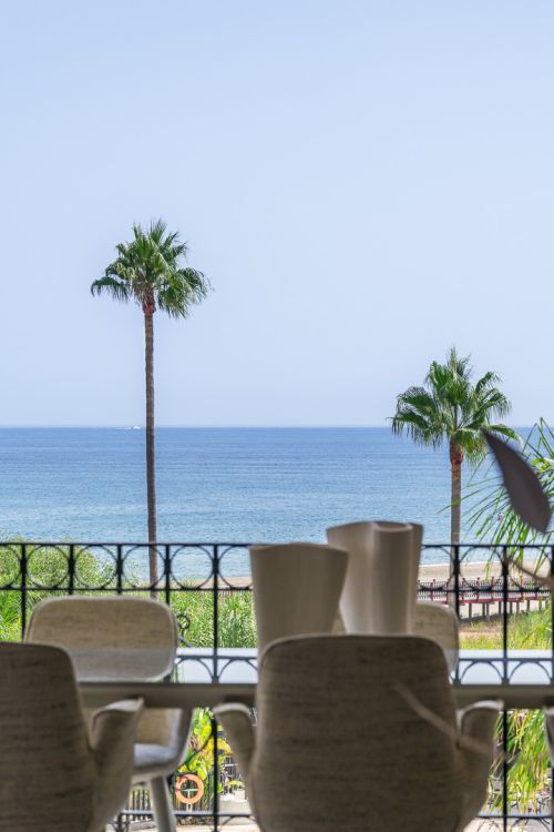 Exclusivo apartamento de lujo en primera línea de playa en Bahía del Velerín, Estepona