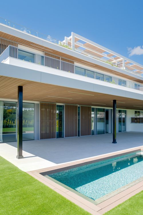 Brand new, elegant four bedroom ground-floor east-facing duplex apartment located in Santa Clara, Marbella East