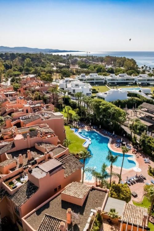 Elegante Apartamento de 2 Dormitorios en la Milla de Oro de Marbella con Gimnasio y Parking Subterráneo