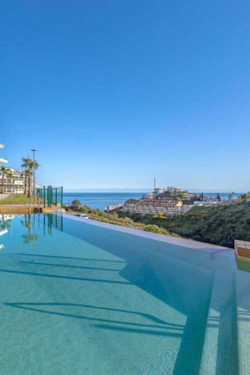 Moderno Ático de 2 Dormitorios con gran terraza y vistas espectaculares al mar en Lomas del Higuerón