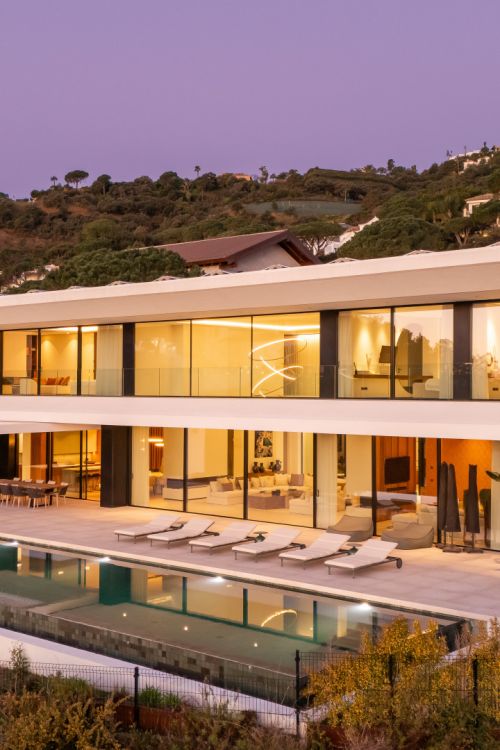 Casa De Canto is an exceptional seven-bedroom contemporary estate, in prestigious gated community of El Madroñal.