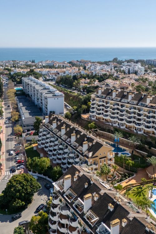 Encantador Dúplex de 2 Dormitorios cerca de Puerto Banús – Terraza, Vistas al Mar y Licencia de Alquiler
