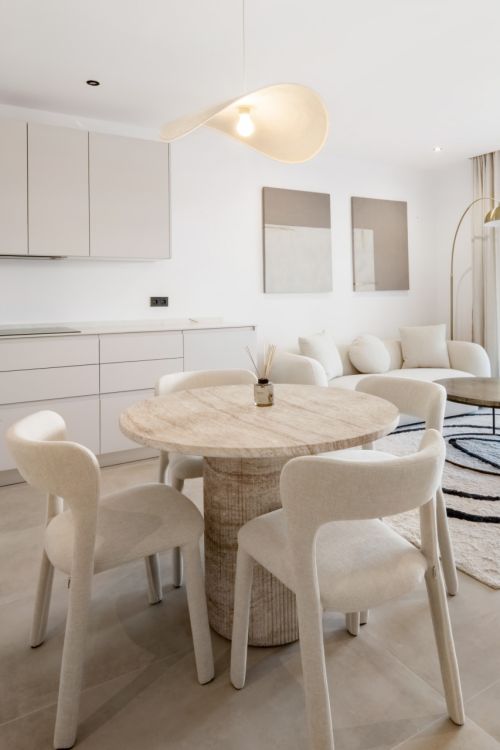 Apartamento de Tres Dormitorios Totalmente Renovado en el Corazón de Nueva Andalucía, Aloha