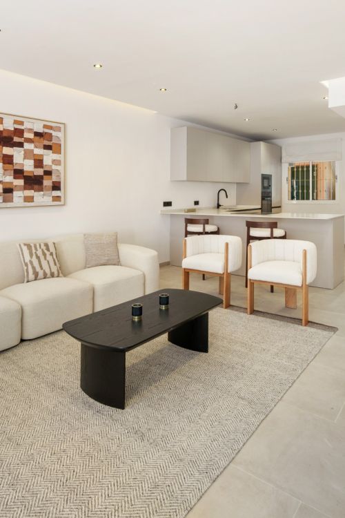 Apartamento de Tres Dormitorios Totalmente Renovado en Las Brisas, Nueva Andalucía