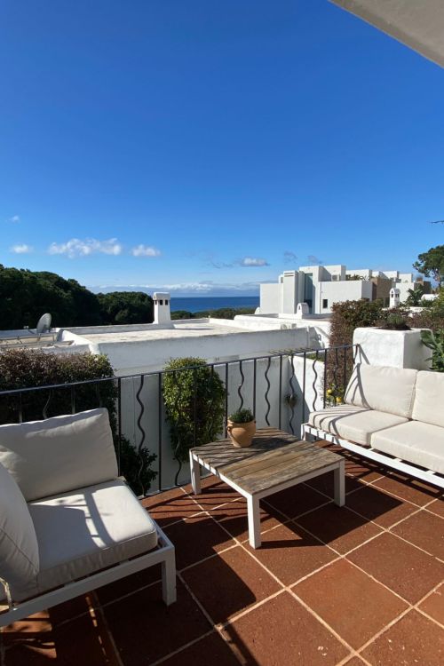 Hermosa, orientada al sureste, casa de tres dormitorios situada en la zona más codiciada de Cabopino, Marbella