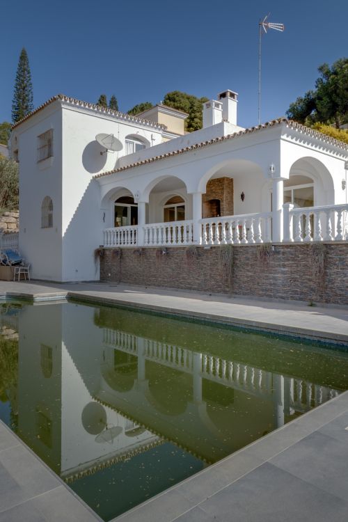 Villa independiente en Paraíso Alto con gran parcela y múltiples posibilidades