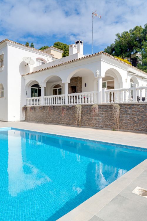 Reform opportunity - South facing, four bedroom Villa located in El Paraiso with sea views
