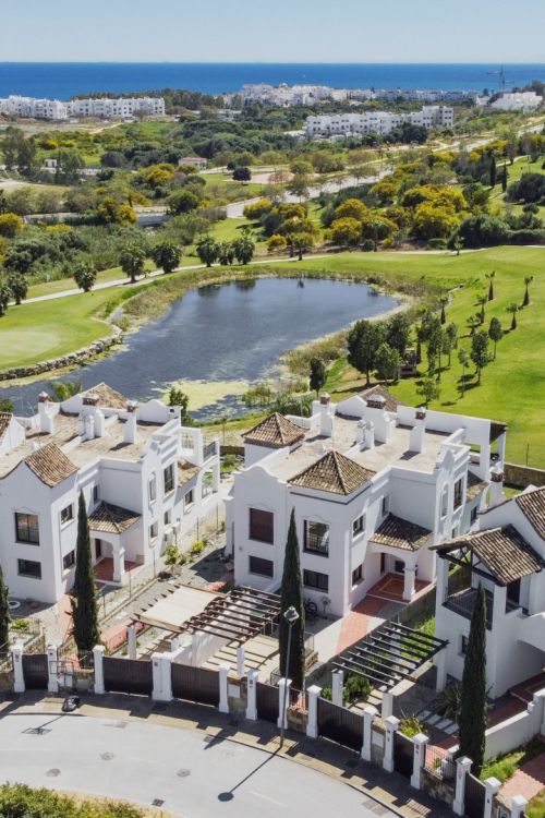 Elegante Villa Semi de 4 dormitorios en Azata Golf, Estepona Vistas