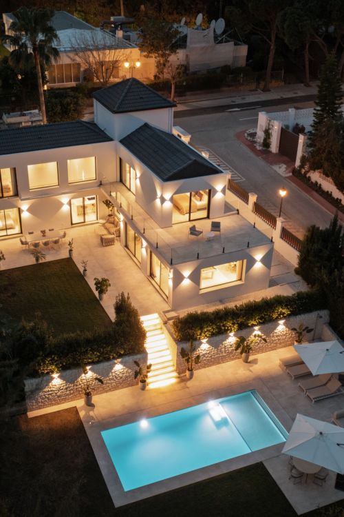 Villa for sale in Las Brisas, Nueva Andalucia