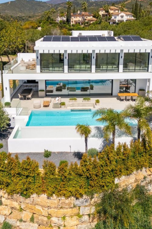 Esta villa moderna de nueva construcción se encuentra en Elviria, una de las zonas residenciales más demandadas del este de Marbella.
