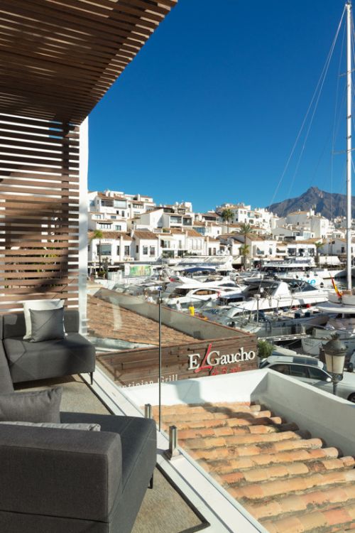 Apartamento contemporáneo con vistas panorámicas en Puerto Banús