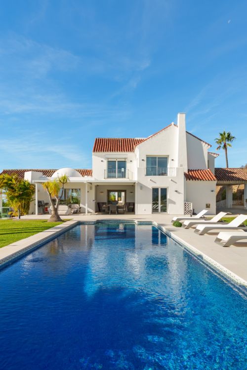 Elegant South Facing Villa with Guest House in Puerto del Almendro, Benahavís