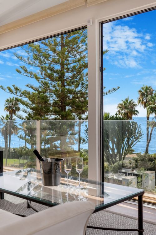 Hermosa playa de primera línea, casa de cuatro dormitorios en la prestigiosa comunidad de Marbellamar, en Marbella Milla de Oro