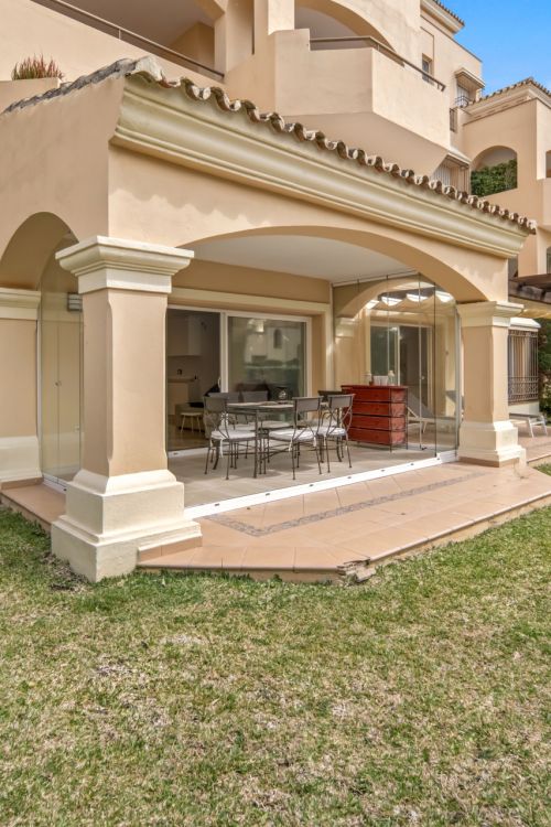 Elegant Ground Floor Apartment with Garden Access in Hacienda Elviria