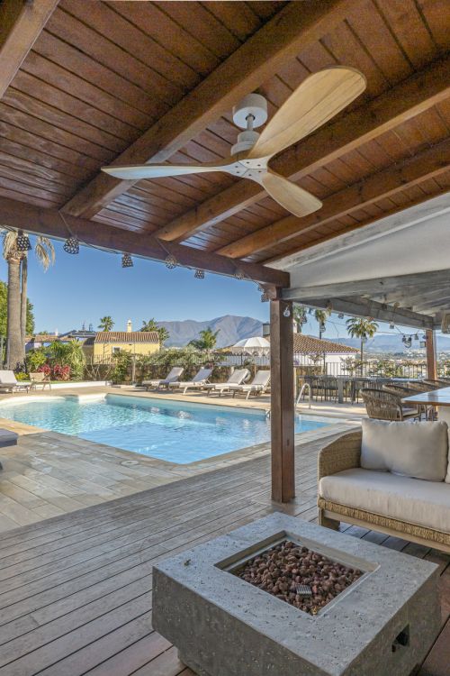 A Landmark Villa in La Duquesa with Panoramic Sea Views