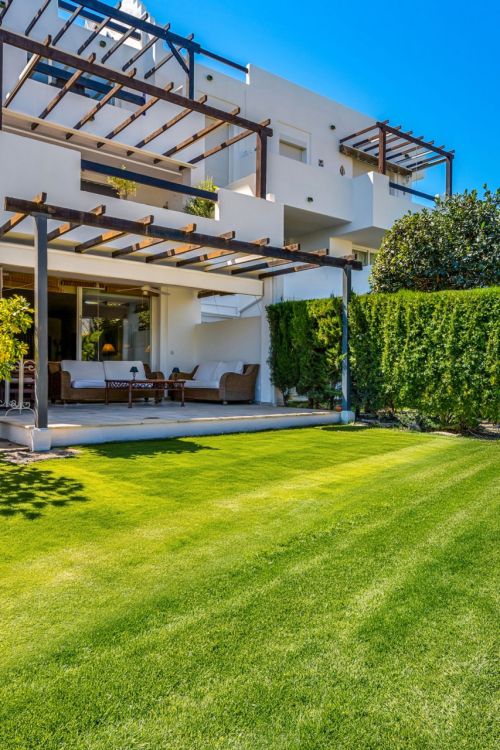 Ruim drie-slaapkamer begane grond appartement gelegen in de gated community van Las Jacarandas, Bel Air