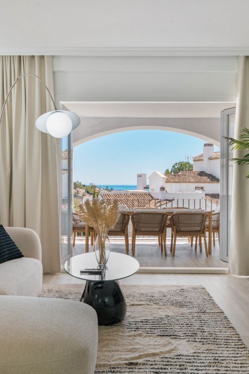 Luminoso y moderno apartamento de 3 dormitorios con vistas al mar y al golf en Altos de La Quinta