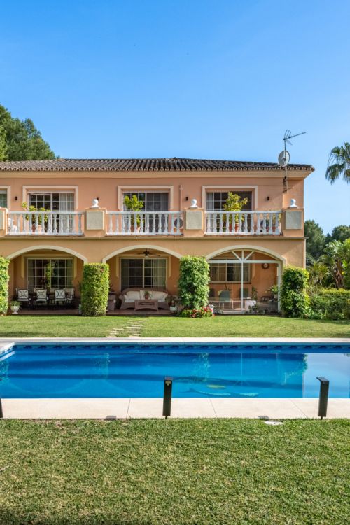 Encantadora Villa de 5 Dormitorios en Atalaya Río Verde, Marbella