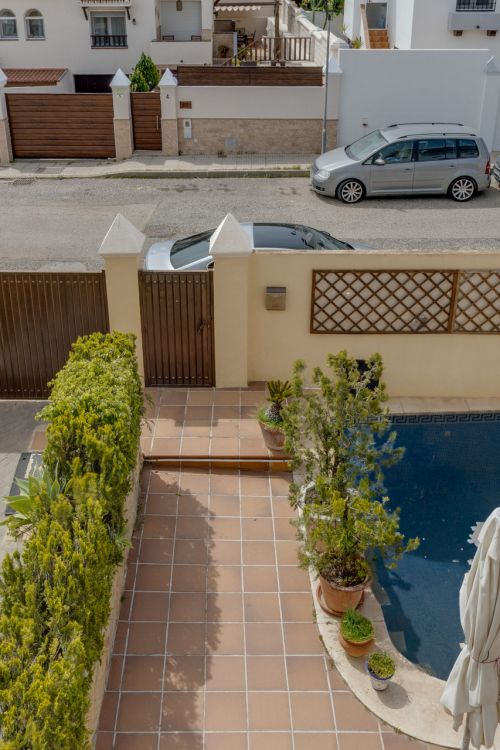 Chalet pareado con piscina privada, gran terraza y potencial para 4 dormitorios en Alhaurín de la Torre