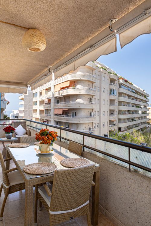 Bright duplex penthouse in Marbella center with garage space included.