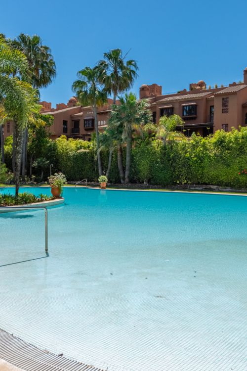 Amplio apartamento en planta baja en Alhambra del Golf – Ubicación privilegiada junto a la playa en Casasola
