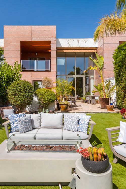 Adosada contemporánea con vistas panorámicas en una urbanización cerrada en Benahavís