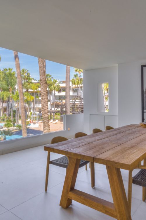 Elegant gerenoveerd 3-slaapkamer strandappartement in Marina Puente Romano, Marbella Golden Mile