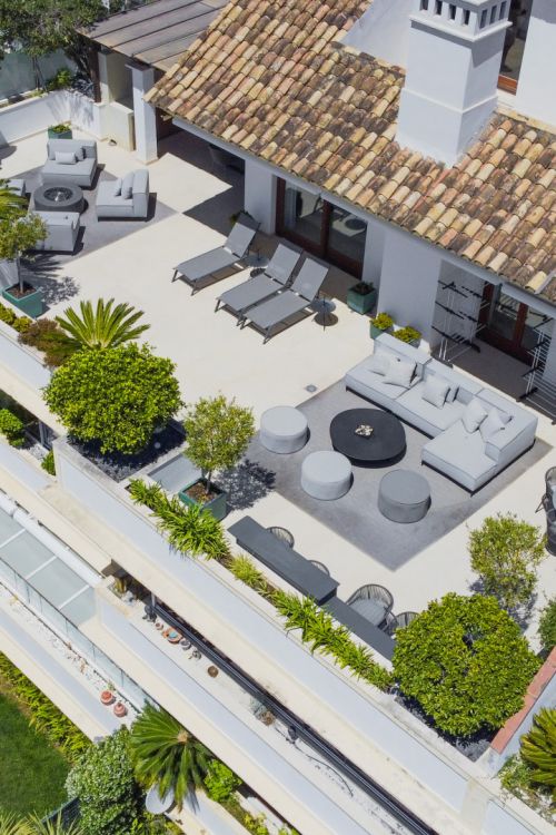 Exclusief duplex penthouse aan de Golden Mile van Marbella met panoramisch uitzicht op zee en La Concha, ruime terrassen en een toplocatie nabij Puente Romano.