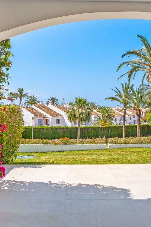 Bright, modern 3-bedroom apartment in the highly sought-after Urb. Malambo, Nueva Andalucía, Marbella, offering stylish living in a prime location close to all amenities and Puerto Banús.