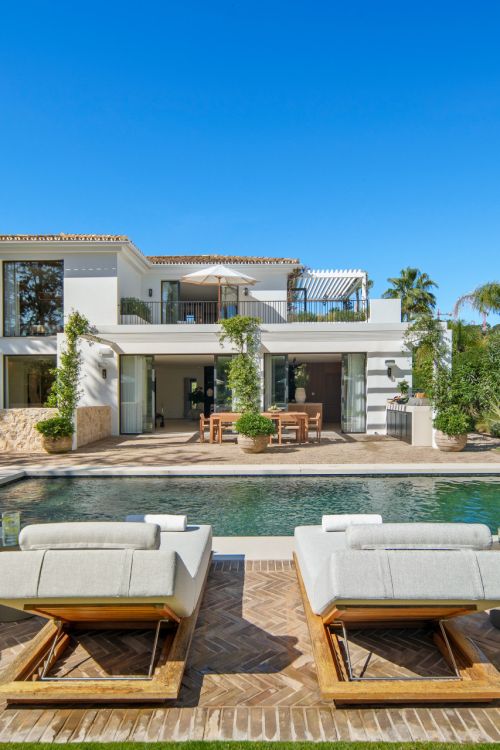 Contemporary Frontline Golf Villa in Marbella