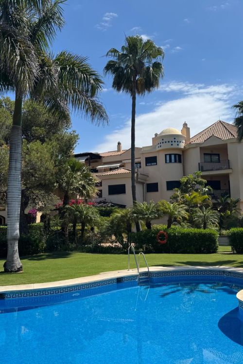 Vivienda junto a la playa a solo 150 m del mar con instalaciones de spa de lujo en Las Mimosas de Banús