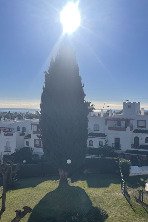 Amplia casa adosada con orientación sur en Bel Air, Estepona