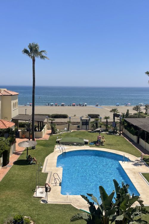 Elegante casa adosada en primera línea de playa con orientación sur, Casares Costa, cerca Estepona.