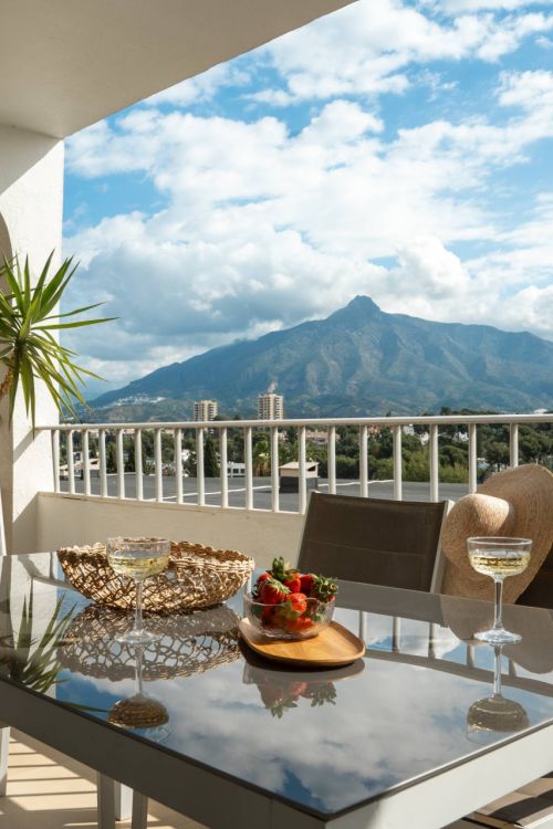 Begane grond woning met zee- en bergzicht in Nueva Andalucía, Marbella