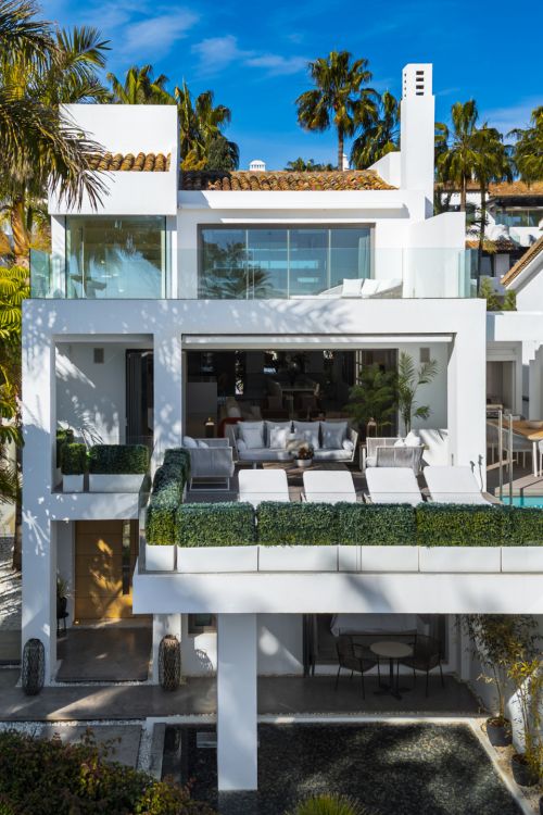 Contemporary Semi-Detached Villa in Puente Romano