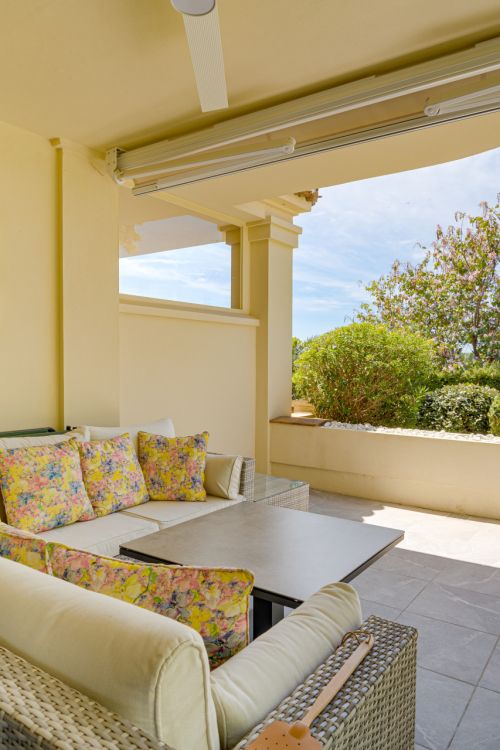 Spectacular two-bedroom, elevated ground-floor apartment in the prestigious gated community of Capanes del Golf, Benahavis