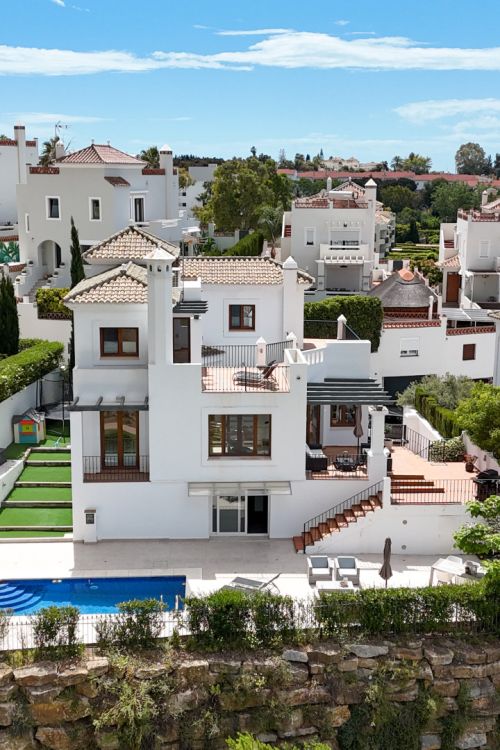 Elegante Villa Andaluza en Primera Línea de Golf en La Resina, Estepona