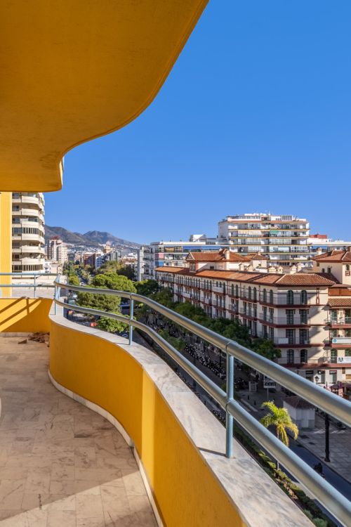 CORNER APARTMENT TO RENOVATE – INVESTMENT POTENTIAL – CITY CENTRE