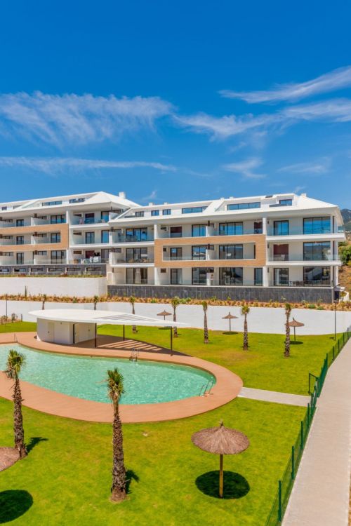 Bright and spacious three bedroom south facing apartment located in the sought-after area of El Higuerón, Fuengirola